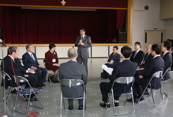 安倍总理为了把握东日本大地震的复兴情况访问了岩手县。