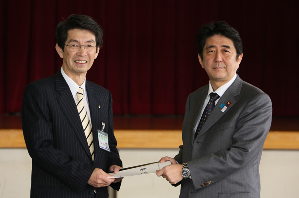 安倍总理为了把握东日本大地震的复兴情况访问了岩手县。