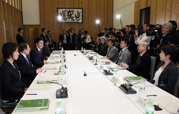 安倍总理在总理大臣官邸出席了第一次“故乡建设的有识之士会议”。