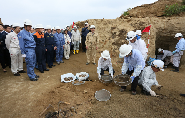 安倍总理访问了硫磺岛和父岛。