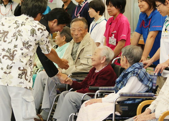 安倍总理访问了硫磺岛和父岛。