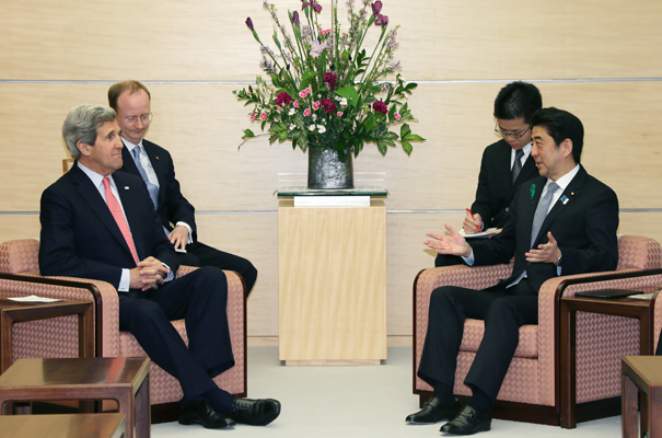 安倍总理在总理大臣官邸接受了美利坚合众国国务卿约翰•克里的拜会。