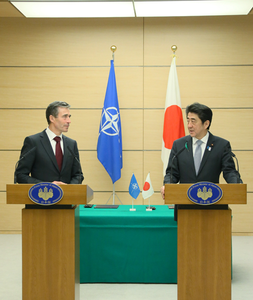 安倍总理在总理大臣官邸接受了北大西洋公约组织（NATO）秘书长安诺斯•福格•拉斯穆森的拜会。