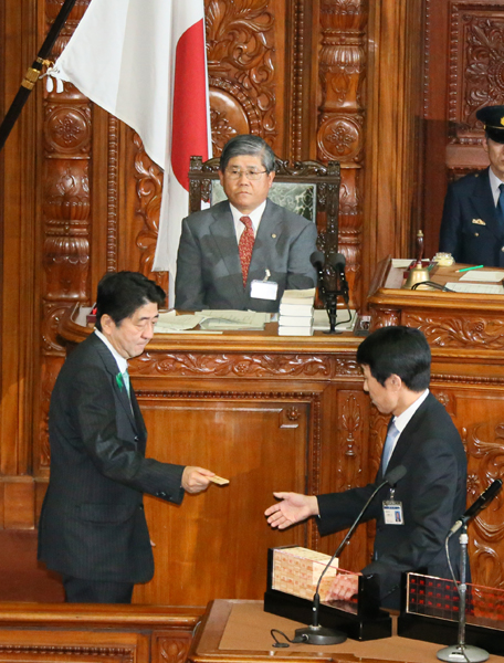 安倍总理上午出席了众议院预算委员会，下午出席了众议院全体会议。