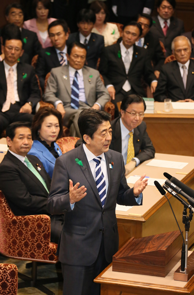 安倍总理在国家基本政策委员会两院联合审查会上，与民主党党首海江田万里、日本维新会共同代表石原慎太郎以及日本大家的党代表渡边喜美进行了党首讨论。