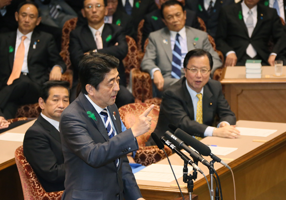 安倍总理在国家基本政策委员会两院联合审查会上，与民主党党首海江田万里、日本维新会共同代表石原慎太郎以及日本大家的党代表渡边喜美进行了党首讨论。