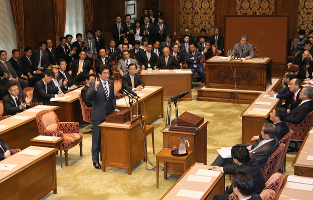 安倍总理在国家基本政策委员会两院联合审查会上，与民主党党首海江田万里、日本维新会共同代表石原慎太郎以及日本大家的党代表渡边喜美进行了党首讨论。