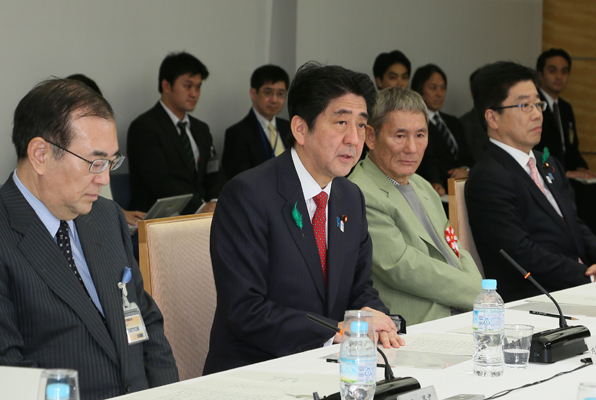 安倍总理在总理大臣官邸出席了亚洲文化交流恳谈会。