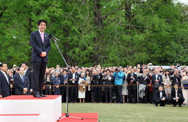 安倍总理在东京都内的新宿御苑举行了赏樱会。