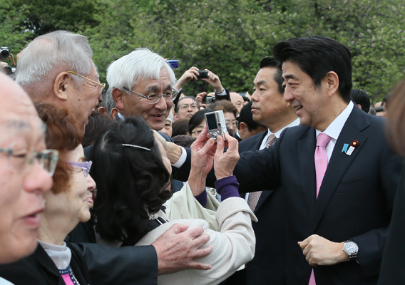 安倍总理在东京都内的新宿御苑举行了赏樱会。