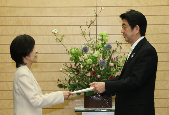 安倍总理在总理大臣官邸接受了有关促进北方领土返还的政府要求。