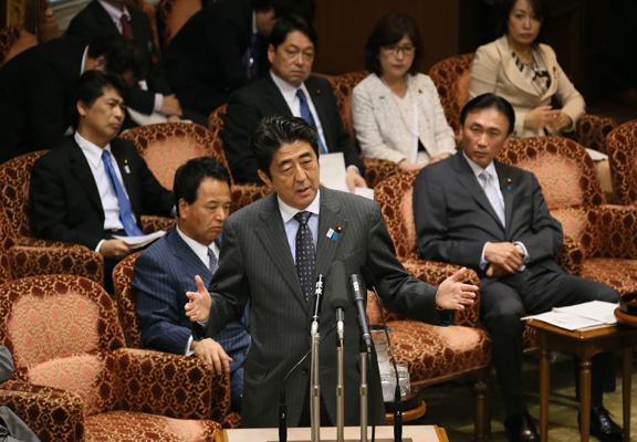 安倍总理出席了参议院预算委员会。