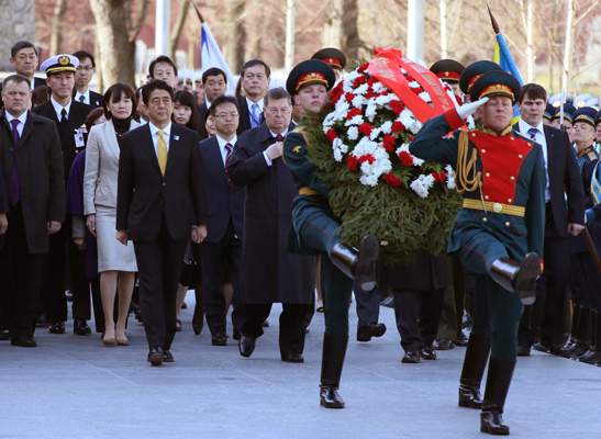 安倍总理在对俄罗斯及中东的访问行程中访问了俄罗斯。