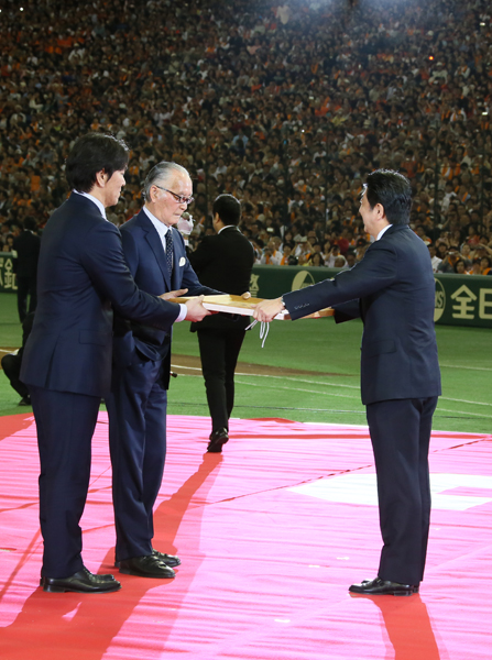 安倍总理在东京巨蛋为长岛茂雄先生及松井秀喜先生举行了国民荣誉奖表彰仪式。