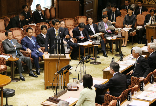 安倍总理出席了参议院预算委员会。