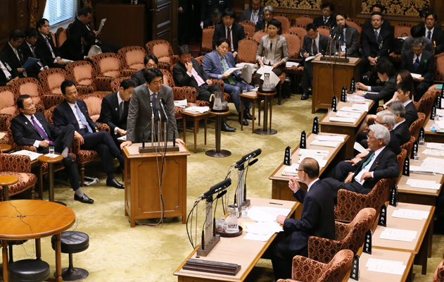 安倍总理出席了参议院预算委员会。