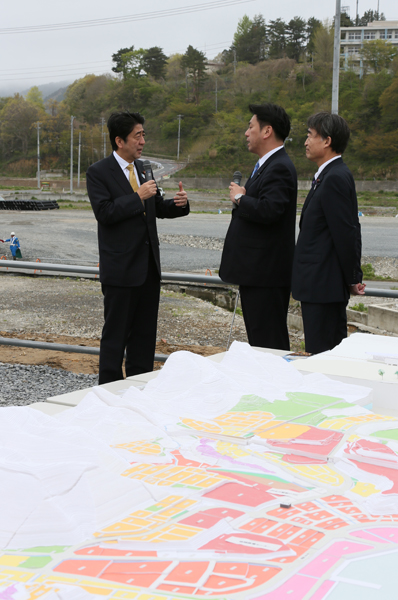 安倍总理为了把握东日本大地震灾害的复兴情况访问了宫城县。