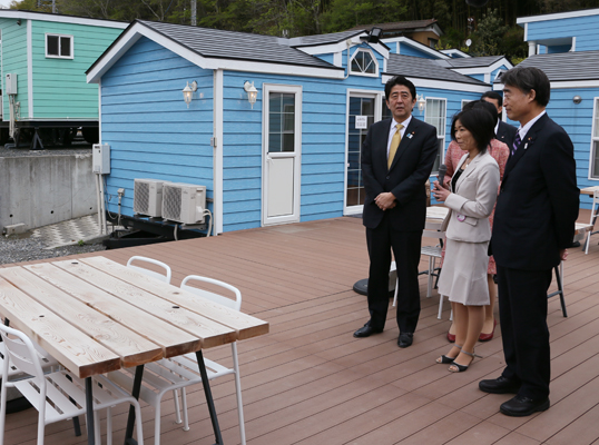 安倍总理为了把握东日本大地震灾害的复兴情况访问了宫城县。