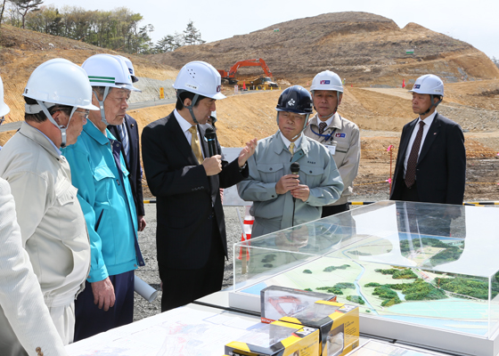 安倍总理为了把握东日本大地震灾害的复兴情况访问了宫城县。