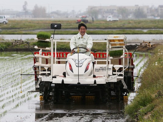 安倍总理为了把握东日本大地震灾害的复兴情况访问了宫城县。