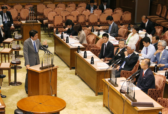 安倍总理出席了参议院预算委员会。