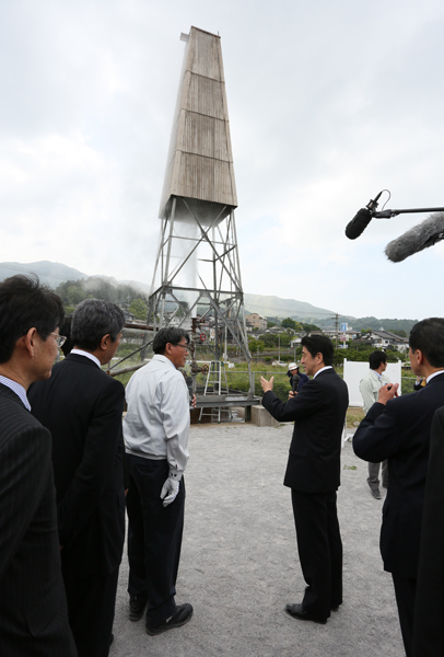 安倍总理为了视察农业、大学教育、观光等现场访问了大分县。