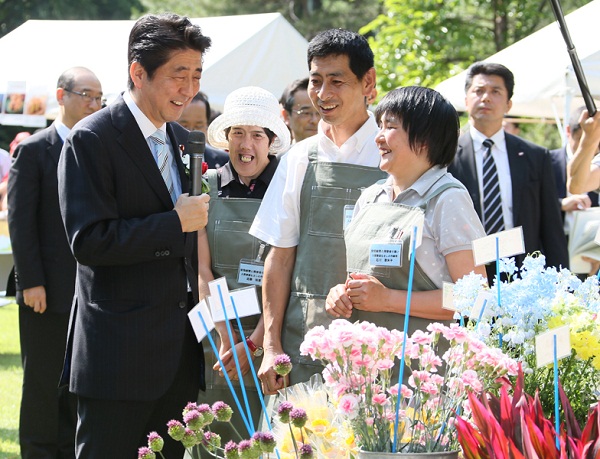 安倍总理出席了在总理大臣官邸南庭举行的“总理与残障人士的集会”。