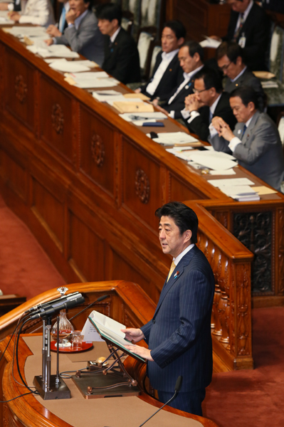 安倍总理上午出席了参议院全体会议。