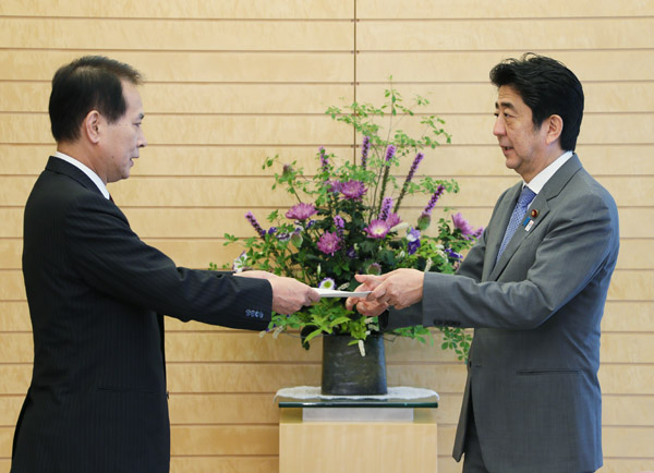 安倍总理在总理大臣官邸接收了教育再生实行会议递交的题为“关于今后大学教育的理想状态”的第三次提议。