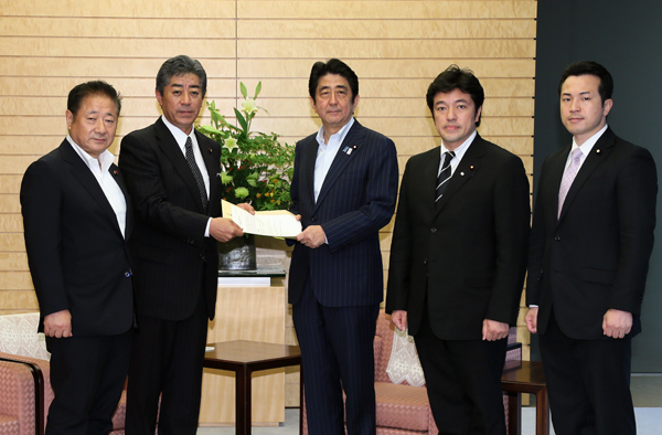 安倍总理在总理大臣官邸接受了来自自民党国防部会•安全保障调查会的要求。