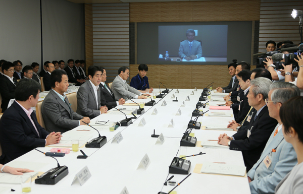 安倍总理在总理大臣官邸召开了第十二次产业竞争力会议。