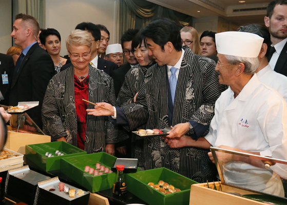 正在出访欧洲的安倍总理访问了波兰共和国，出席了“日本料理招待酒会”等。