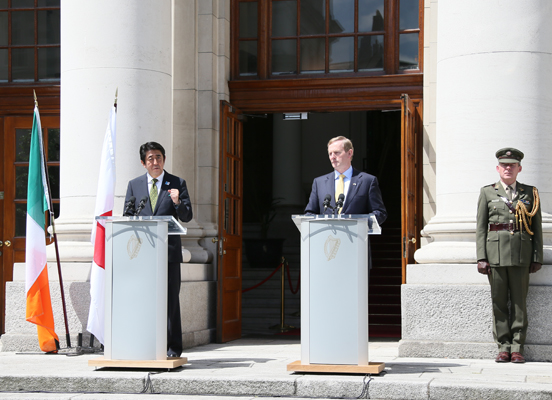 正在访问爱尔兰的安倍总理举行了日本与爱尔兰首脑联合记者招待会等。