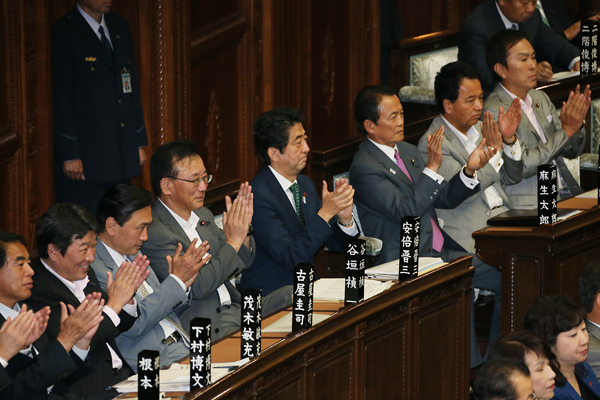 安倍总理出席了众议院全体会议。