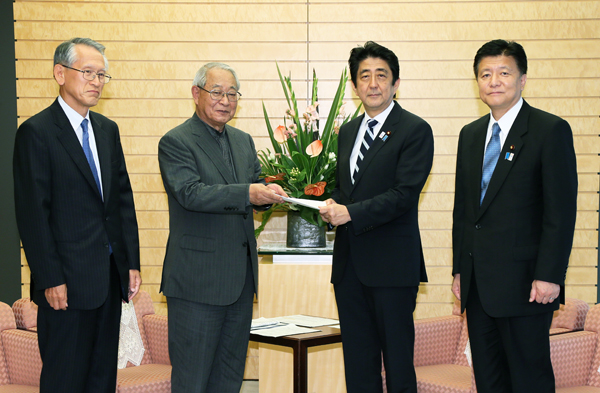 安倍总理在总理大臣官邸接收了“关于大城市制度改革及基本地方政府行政服务提供体制的建议书”。