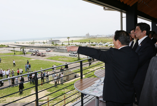 安倍总理为了了解东日本大地震灾害的复兴情况访问了福岛县。