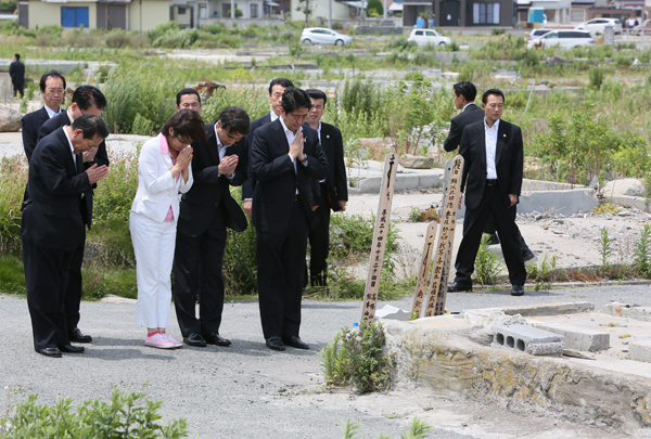 安倍总理为了了解东日本大地震灾害的复兴情况访问了福岛县。