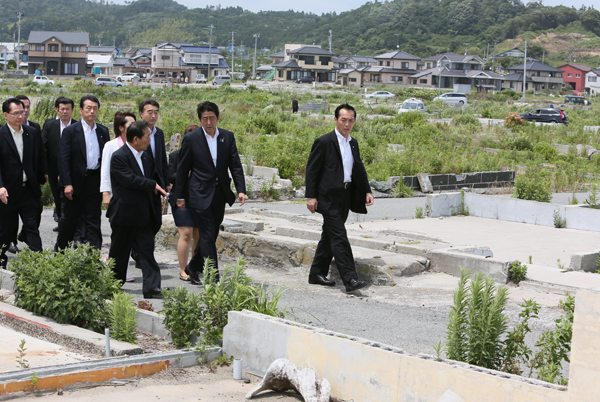 安倍总理为了了解东日本大地震灾害的复兴情况访问了福岛县。