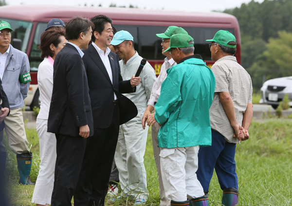 安倍总理为了了解东日本大地震灾害的复兴情况访问了福岛县。