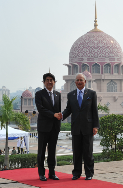 安倍总理访问了马来西亚。