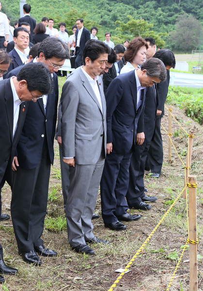 安倍总理为了把握东日本大地震灾害的复兴情况访问了宫城县。