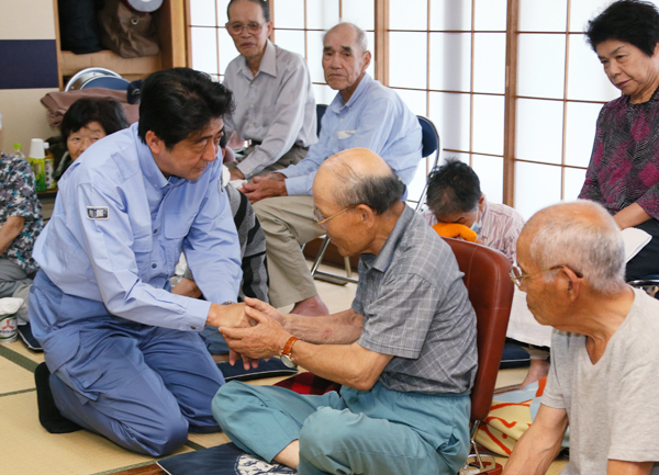 安倍总理为了视察大雨的受灾情况，访问了山口县及岛根县。