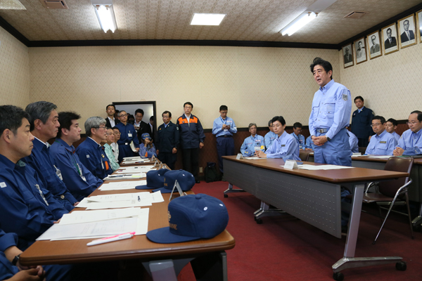 安倍总理为了视察大雨的受灾情况，访问了山口县及岛根县。