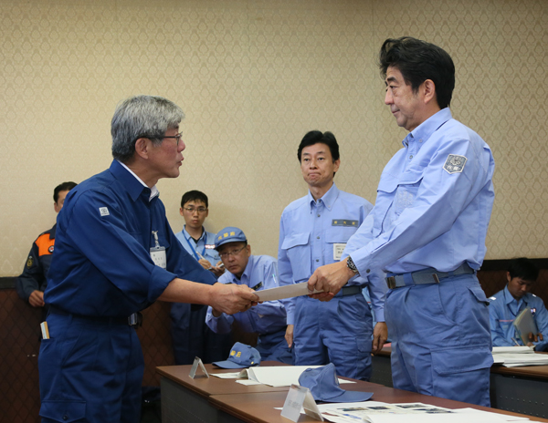 安倍总理为了视察大雨的受灾情况，访问了山口县及岛根县。