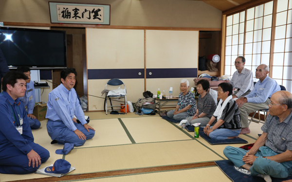 安倍总理为了视察大雨的受灾情况，访问了山口县及岛根县。