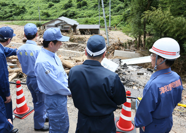 安倍总理为了视察大雨的受灾情况，访问了山口县及岛根县。