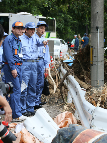 安倍总理为了视察大雨的受灾情况，访问了山口县及岛根县。