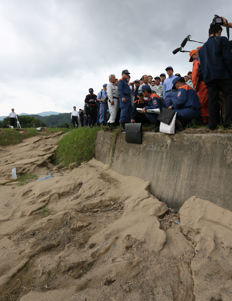 安倍总理为了视察大雨的受灾情况，访问了山口县及岛根县。