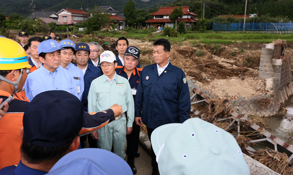 安倍总理为了视察大雨的受灾情况，访问了山口县及岛根县。