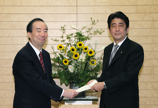 安倍总理在总理大臣官邸接收了“社会保障制度改革国民会议报告书”。